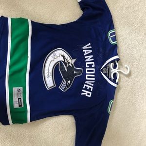 Vancouver Canucks signed 2015-2016 jersey